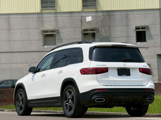 空間舒適｜質感與實用兼具｜AMG夜色、摸門、免鑰匙、ACC、360環景、前後雷達、倒車顯影、盲點、全景天窗、手機無線充  第20張相片