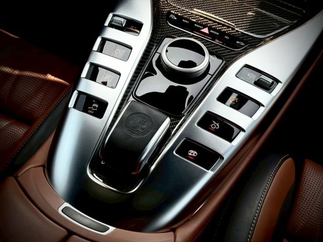 地表上的猛獸 ｜AMG套件、摸門、免鑰匙、23P跟車、車道維持、U88旋鈕、U78跑排氣、電懸​、升降尾翼、腳踢  第8張相片