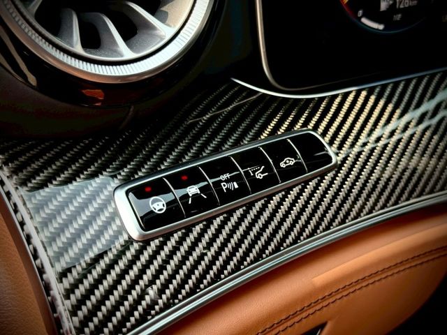 地表上的猛獸 ｜AMG套件、摸門、免鑰匙、23P跟車、車道維持、U88旋鈕、U78跑排氣、電懸​、升降尾翼、腳踢  第10張相片