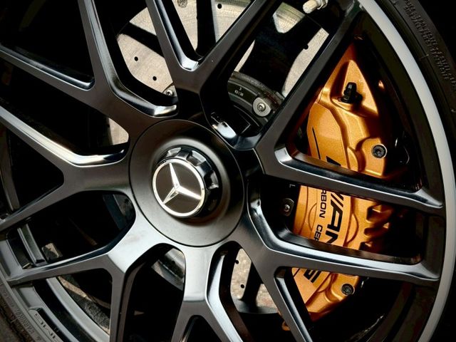 地表上的猛獸 ｜AMG套件、摸門、免鑰匙、23P跟車、車道維持、U88旋鈕、U78跑排氣、電懸​、升降尾翼、腳踢  第17張相片