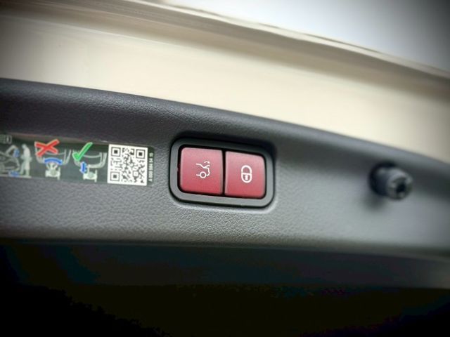 全新MBUX多媒體，數位儀表板，科技感爆棚｜不用200萬｜AMG夜色、48V輕油電、摸門、免鑰匙、360環景、前後雷達  第17張相片