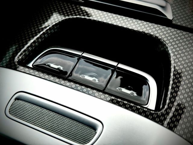 電動敞篷｜四座實用｜好開好停｜稀有釋出｜AMG、48V輕油電、摸門、免鑰匙、P20、雙前座頸部暖氣、方向盤加熱  第11張相片