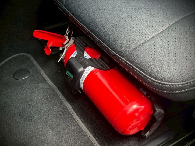 電動敞篷｜四座實用｜好開好停｜稀有釋出｜AMG、48V輕油電、摸門、免鑰匙、P20、雙前座頸部暖氣、方向盤加熱  第13張相片