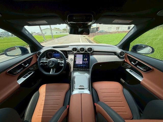 每天通勤的路，動力、舒適、科技一次到位｜AMG夜色、P20、360環景、前後雷達、倒車顯影、盲點、柏林、腳踢​、氣氛燈  第5張相片