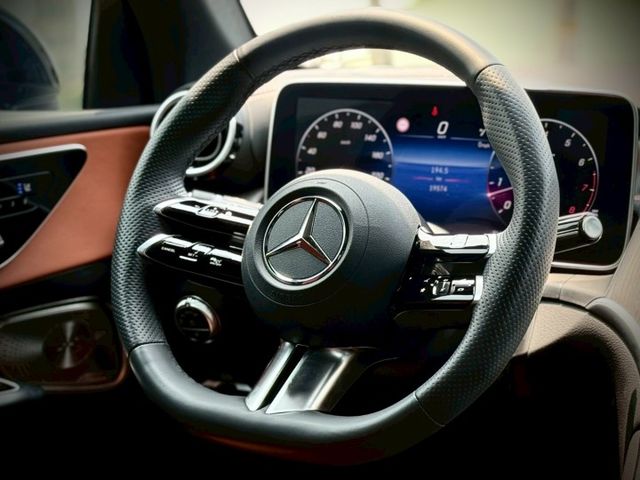 每天通勤的路，動力、舒適、科技一次到位｜AMG夜色、P20、360環景、前後雷達、倒車顯影、盲點、柏林、腳踢​、氣氛燈  第6張相片