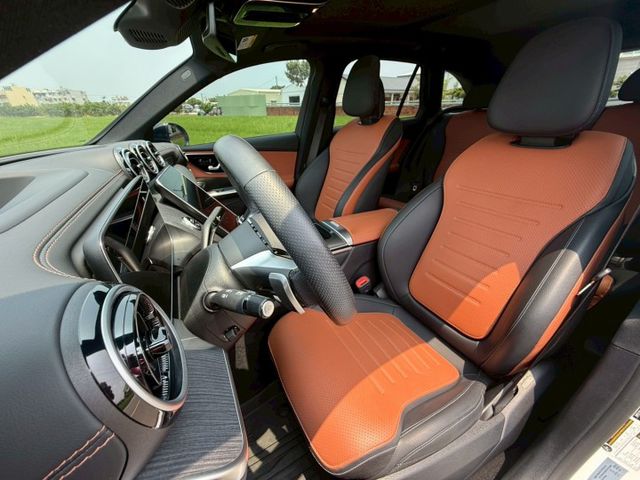 每天通勤的路，動力、舒適、科技一次到位｜AMG夜色、P20、360環景、前後雷達、倒車顯影、盲點、柏林、腳踢​、氣氛燈  第7張相片