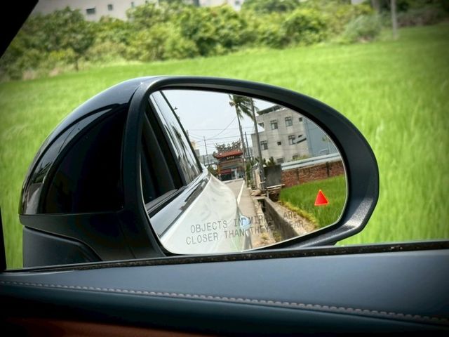 每天通勤的路，動力、舒適、科技一次到位｜AMG夜色、P20、360環景、前後雷達、倒車顯影、盲點、柏林、腳踢​、氣氛燈  第10張相片