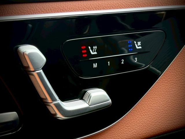 每天通勤的路，動力、舒適、科技一次到位｜AMG夜色、P20、360環景、前後雷達、倒車顯影、盲點、柏林、腳踢​、氣氛燈  第12張相片