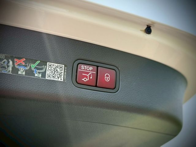 每天通勤的路，動力、舒適、科技一次到位｜AMG夜色、P20、360環景、前後雷達、倒車顯影、盲點、柏林、腳踢​、氣氛燈  第17張相片