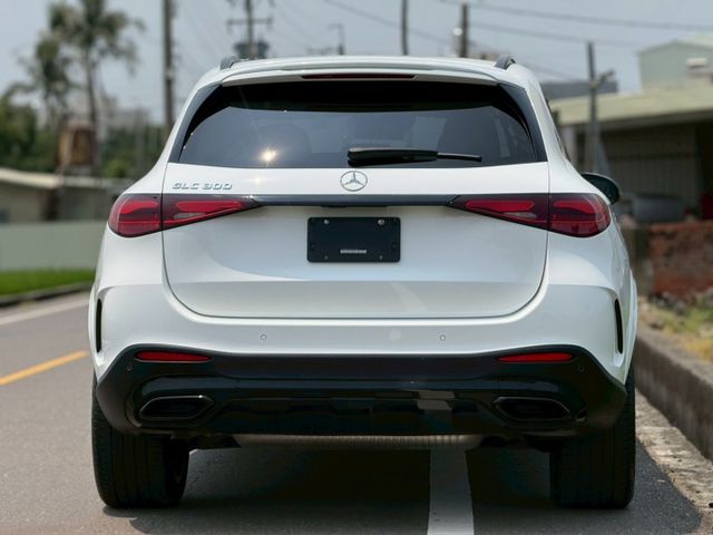 每天通勤的路，動力、舒適、科技一次到位｜AMG夜色、P20、360環景、前後雷達、倒車顯影、盲點、柏林、腳踢​、氣氛燈  第18張相片