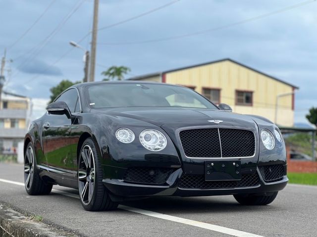 優雅永不過時｜V8聲浪 圓夢系列車款｜摸門、免鑰匙、前後雷達、倒車顯影、觸控大螢幕、電子懸吊、吸門、升降導流尾翼、電尾門  第4張相片