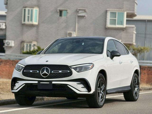 全新車｜AMG夜色、摸門、免鑰匙、P20進階跟車、車道維持、360環景、前後雷達、倒車顯影、盲點、柏林、腳踢  第2張相片