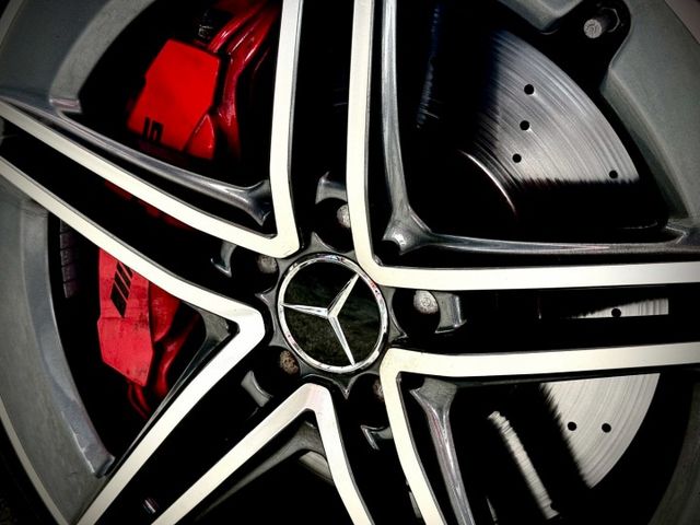 全球最強 2.0L渦輪增壓引擎 0-100km/h 僅需 4.0 秒｜ 限量韓規現車AMG紅卡鉗｜U88方向盤旋鈕  第17張相片