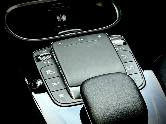 最美無邊框轎跑｜小姐姐的最愛｜AMG、摸門、免鑰匙、車道維持、前後雷達、倒車顯影、盲點、全景天窗  第11張相片