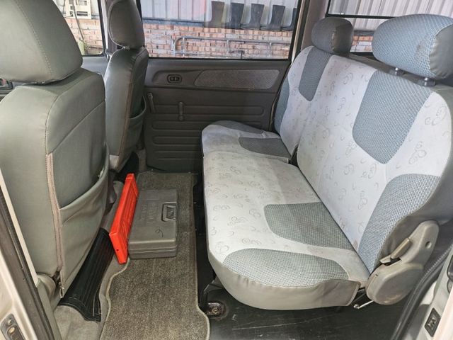 8人座證件 4輪傳動 稀有車 需第三排椅子+購8000 蔡先生0937-265-276  第9張相片
