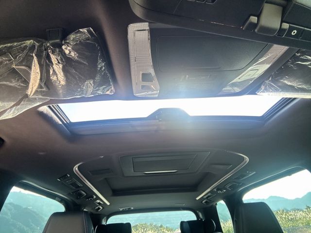 七人座 總裁座艙2.5油電 實跑32000公里保證 (無法認證 )  絕對舒適  等你入手 歡迎來店賞車  第11張相片