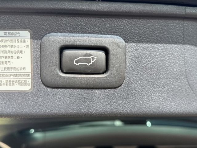 七人座 總裁座艙2.5油電 實跑32000公里保證 (無法認證 )  絕對舒適  等你入手 歡迎來店賞車  第13張相片