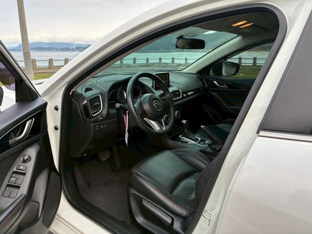 2016年  馬三 白色「保證原鈑」配備：改裝鋁圈/免鑰匙//改裝卡鉗/碟盤升 里程：10萬(保證實際里程)歡迎來店賞車  第8張相片