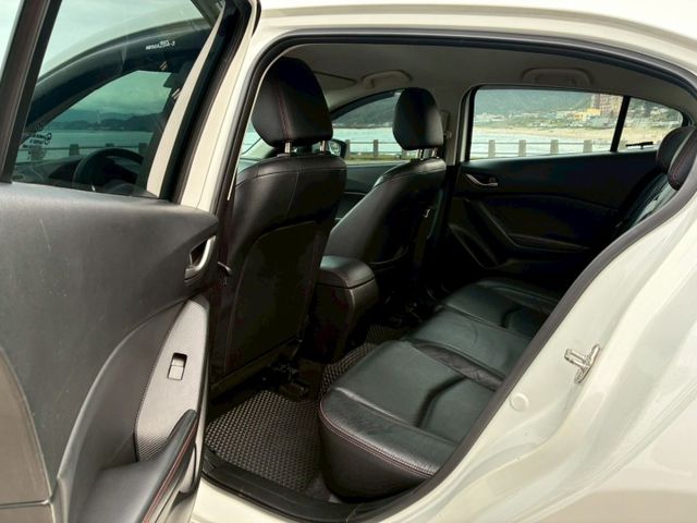 2016年  馬三 白色「保證原鈑」配備：改裝鋁圈/免鑰匙//改裝卡鉗/碟盤升 里程：10萬(保證實際里程)歡迎來店賞車  第10張相片