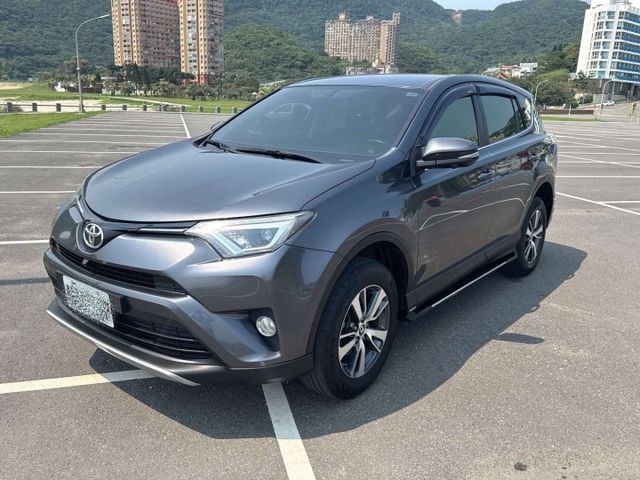 2018年 豐田RAV4鐵灰色 里程：11萬 配備：電動皮椅/液晶顯示器/液晶影音系統/迎賓踏板等⋯ 有「全車緩景！！」  第1張相片