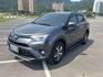 2018年 豐田RAV4鐵灰色 里程：11萬 配備：電動皮椅/液晶顯示器/液晶影音系統/迎賓踏板等⋯ 有「全車緩景！！」  第1張縮圖