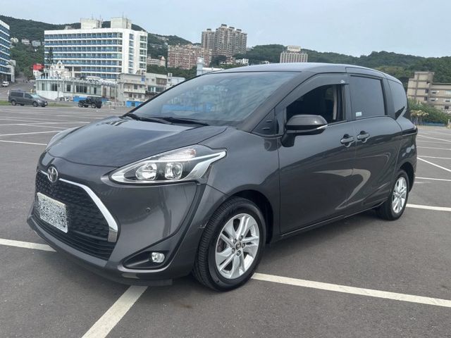 2021年 豐田 SIENTA 1.8 閃粉鐵灰「原鈑原漆」重點配備：電動滑門/車道偏移/抬頭顯示器/車輛防撞等....  第1張相片