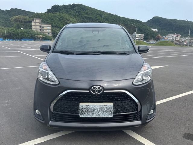 2021年 豐田 SIENTA 1.8 閃粉鐵灰「原鈑原漆」重點配備：電動滑門/車道偏移/抬頭顯示器/車輛防撞等....  第2張相片
