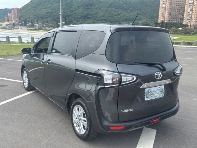 2021年 豐田 SIENTA 1.8 閃粉鐵灰「原鈑原漆」重點配備：電動滑門/車道偏移/抬頭顯示器/車輛防撞等....  第4張相片