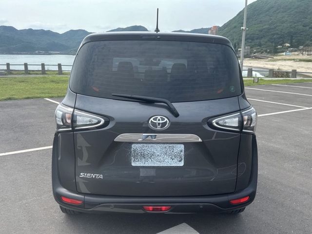 2021年 豐田 SIENTA 1.8 閃粉鐵灰「原鈑原漆」重點配備：電動滑門/車道偏移/抬頭顯示器/車輛防撞等....  第5張相片