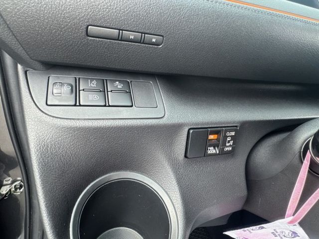 2021年 豐田 SIENTA 1.8 閃粉鐵灰「原鈑原漆」重點配備：電動滑門/車道偏移/抬頭顯示器/車輛防撞等....  第13張相片