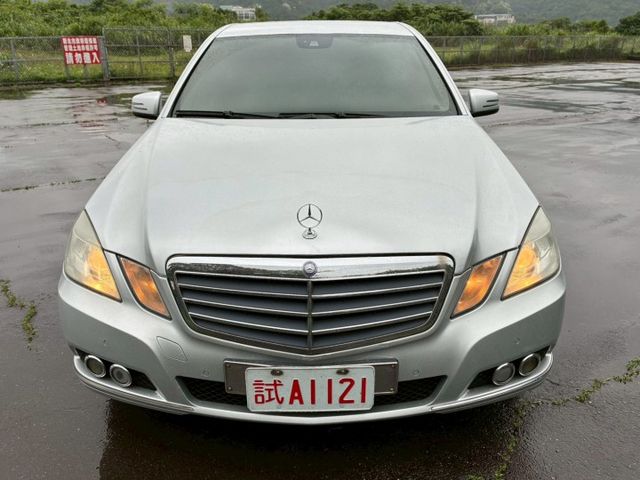 『經典賓士，帥氣立標』 2010年 賓士 E250重點配備：液晶儀表/前車距雷達/桃木內飾/倒車顯影/盲點偵測/CD影音  第2張相片