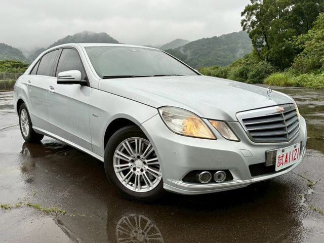 『經典賓士，帥氣立標』 2010年 賓士 E250重點配備：液晶儀表/前車距雷達/桃木內飾/倒車顯影/盲點偵測/CD影音  第3張相片