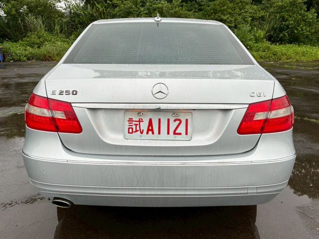 『經典賓士，帥氣立標』 2010年 賓士 E250重點配備：液晶儀表/前車距雷達/桃木內飾/倒車顯影/盲點偵測/CD影音  第5張相片