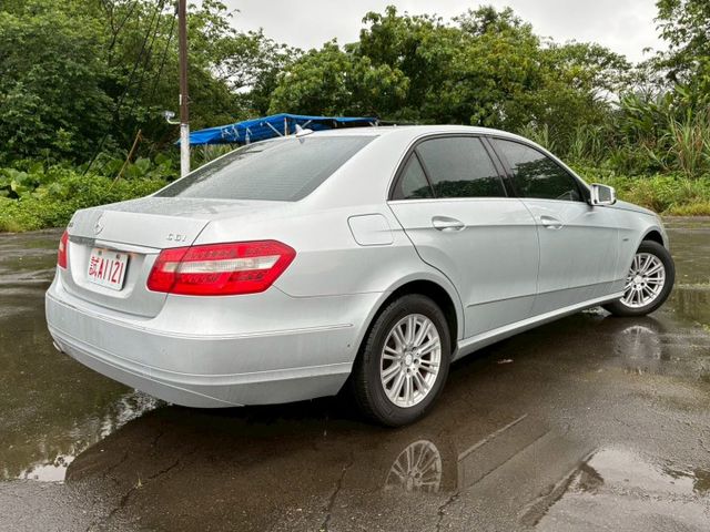 『經典賓士，帥氣立標』 2010年 賓士 E250重點配備：液晶儀表/前車距雷達/桃木內飾/倒車顯影/盲點偵測/CD影音  第6張相片