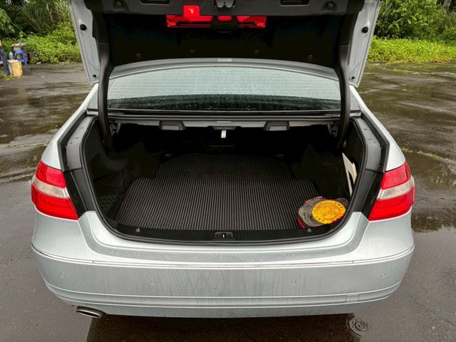 『經典賓士，帥氣立標』 2010年 賓士 E250重點配備：液晶儀表/前車距雷達/桃木內飾/倒車顯影/盲點偵測/CD影音  第7張相片