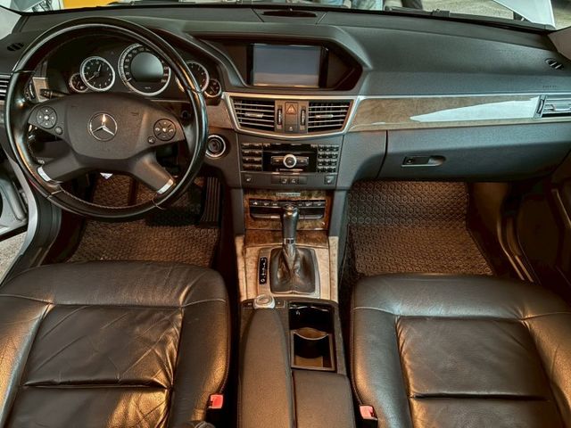 『經典賓士，帥氣立標』 2010年 賓士 E250重點配備：液晶儀表/前車距雷達/桃木內飾/倒車顯影/盲點偵測/CD影音  第10張相片