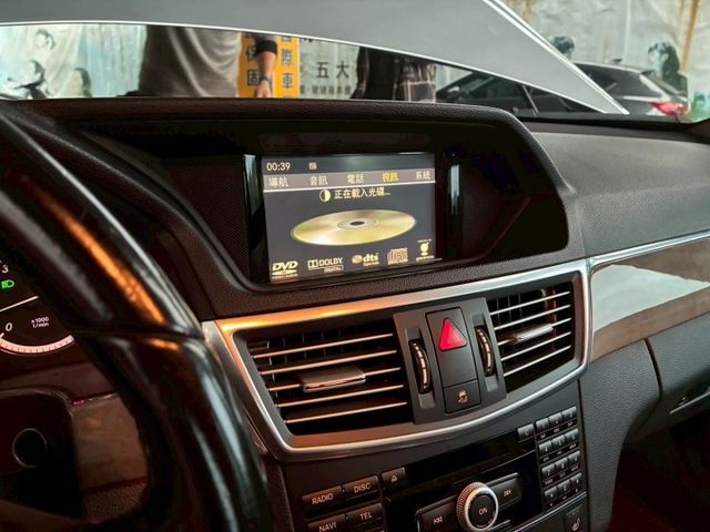 『經典賓士，帥氣立標』 2010年 賓士 E250重點配備：液晶儀表/前車距雷達/桃木內飾/倒車顯影/盲點偵測/CD影音  第13張相片