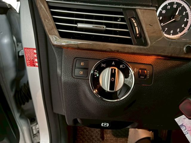 『經典賓士，帥氣立標』 2010年 賓士 E250重點配備：液晶儀表/前車距雷達/桃木內飾/倒車顯影/盲點偵測/CD影音  第14張相片