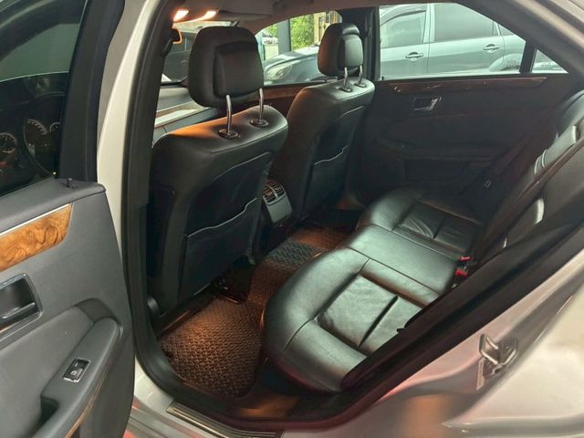 『經典賓士，帥氣立標』 2010年 賓士 E250重點配備：液晶儀表/前車距雷達/桃木內飾/倒車顯影/盲點偵測/CD影音  第15張相片