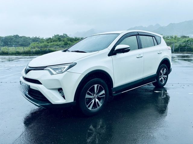 2017年 Toyota RAV4 『ACC跟車』重點配備：倒車顯影/後視鏡顯示器/免鑰匙/後備箱旅行燈/迎賓踏板  第1張相片