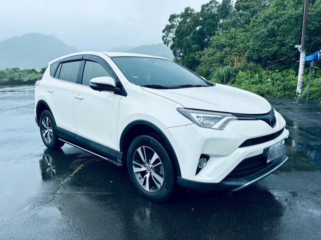 2017年 Toyota RAV4 『ACC跟車』重點配備：倒車顯影/後視鏡顯示器/免鑰匙/後備箱旅行燈/迎賓踏板  第3張相片