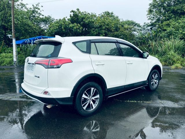 2017年 Toyota RAV4 『ACC跟車』重點配備：倒車顯影/後視鏡顯示器/免鑰匙/後備箱旅行燈/迎賓踏板  第6張相片
