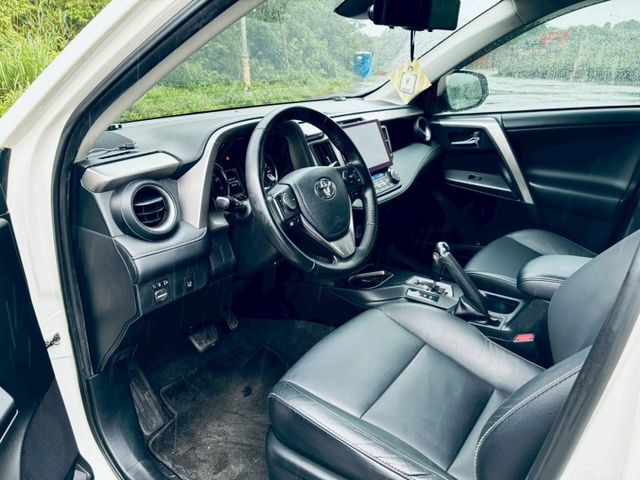 2017年 Toyota RAV4 『ACC跟車』重點配備：倒車顯影/後視鏡顯示器/免鑰匙/後備箱旅行燈/迎賓踏板  第8張相片