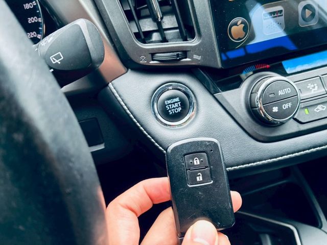 2017年 Toyota RAV4 『ACC跟車』重點配備：倒車顯影/後視鏡顯示器/免鑰匙/後備箱旅行燈/迎賓踏板  第12張相片