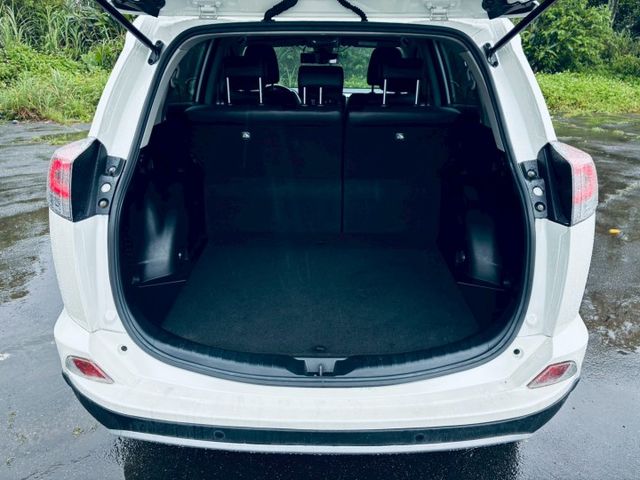 2017年 Toyota RAV4 『ACC跟車』重點配備：倒車顯影/後視鏡顯示器/免鑰匙/後備箱旅行燈/迎賓踏板  第16張相片