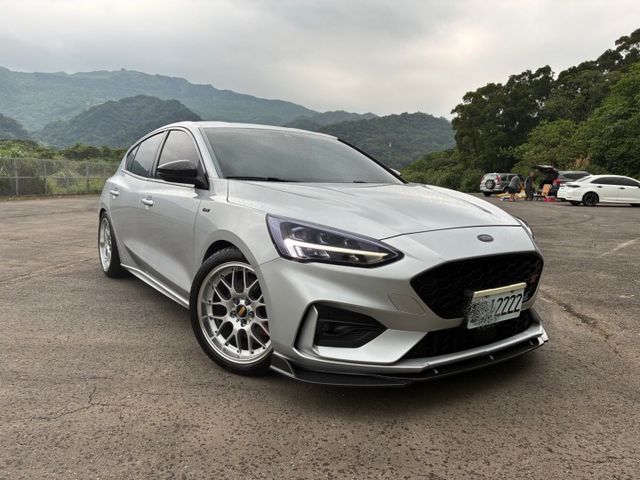重點配備：液晶時速錶/快撥/卡夢內飾/倒車顯影/排氣管電子閥門/電控手剎/改裝鋁圈/水流後尾燈/四出排氣管/變形蟲方向盤  第3張相片
