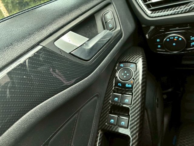 重點配備：液晶時速錶/快撥/卡夢內飾/倒車顯影/排氣管電子閥門/電控手剎/改裝鋁圈/水流後尾燈/四出排氣管/變形蟲方向盤  第15張相片