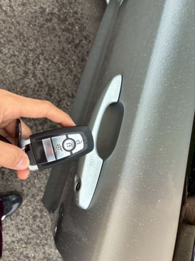 重點配備：液晶時速錶/快撥/卡夢內飾/倒車顯影/排氣管電子閥門/電控手剎/改裝鋁圈/水流後尾燈/四出排氣管/變形蟲方向盤  第17張相片