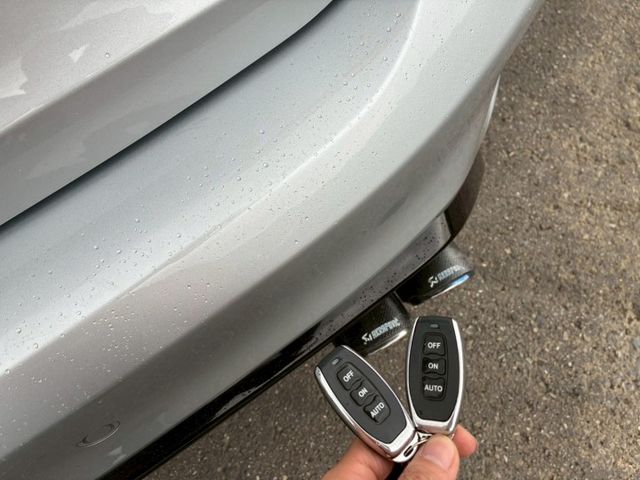重點配備：液晶時速錶/快撥/卡夢內飾/倒車顯影/排氣管電子閥門/電控手剎/改裝鋁圈/水流後尾燈/四出排氣管/變形蟲方向盤  第18張相片