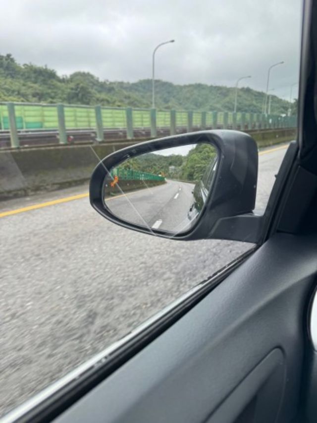 重點配備：倒車雷達/前車距偵測/改一鍵啟動/雙區溫控/液晶影音系統/抬頭顯示/後座出風口/方向盤音量控制/行車記錄器  第12張相片